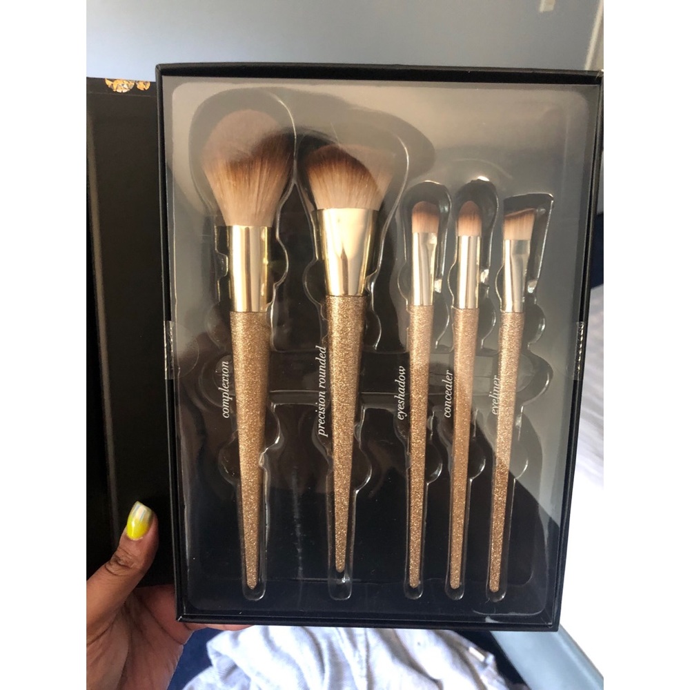Nicole Miller makeup brush set - BNWT